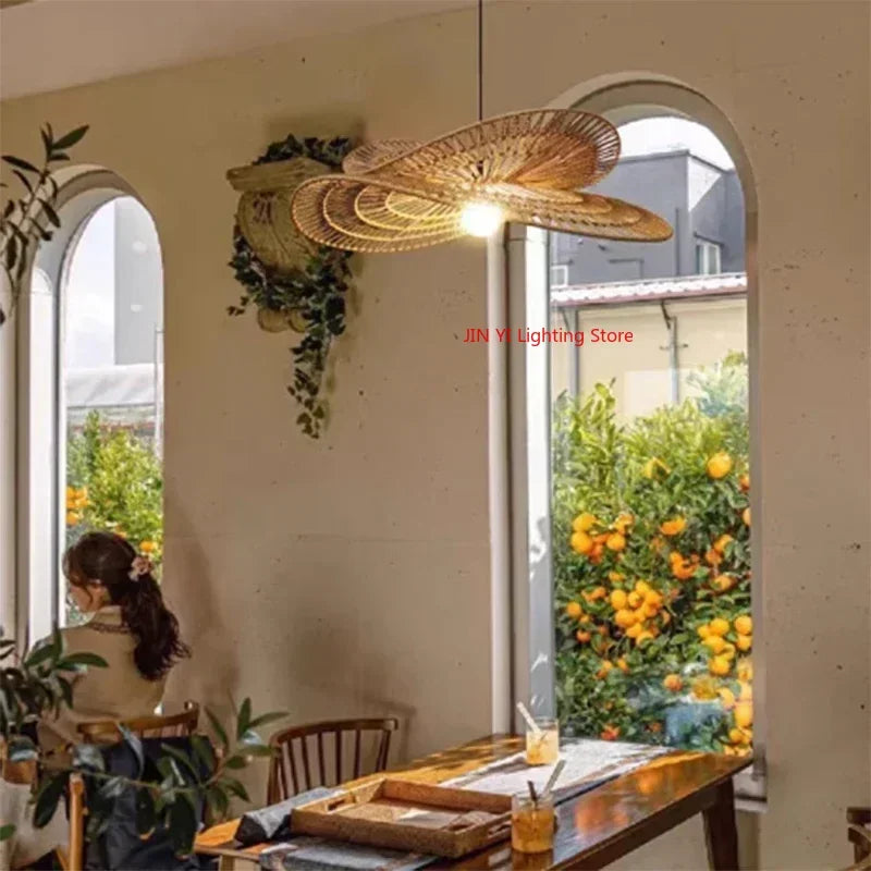 Suspension rotin Sabi au-dessus d'une table près d'une fenêtre