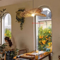 Suspension rotin Sabi au-dessus d'une table près d'une fenêtre