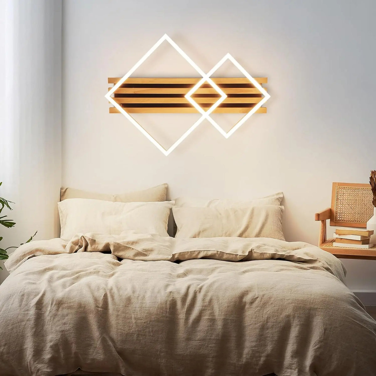 Plafonnier bois Cadra 3 carrés installé en applique au-dessus d'un lit