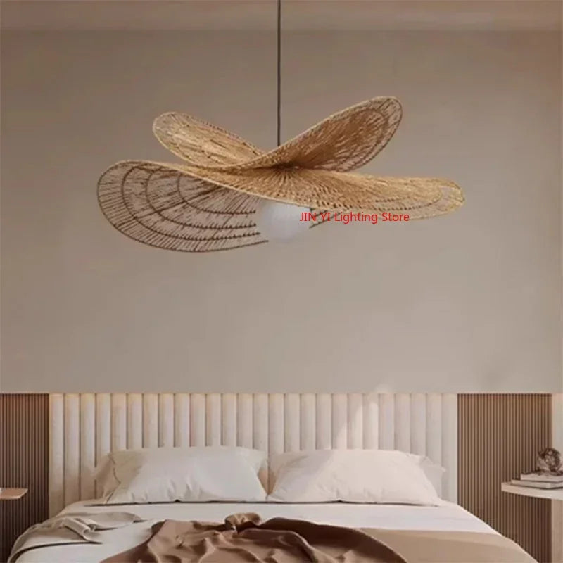 Suspension rotin Sabi au-dessus d'un lit dans une chambre
