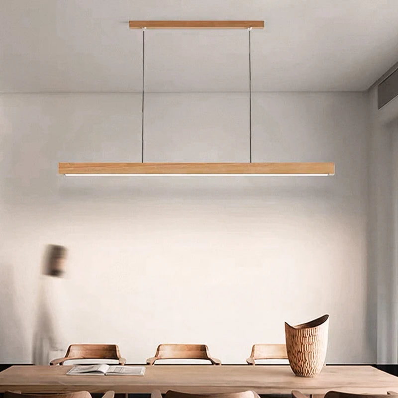 Suspension linéaire LED Alba bois clair dans une salle à manger